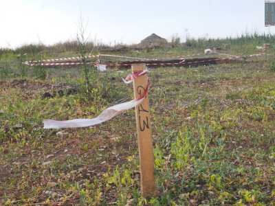 In pi� sul terreno sono piantati alcuni picchetti non direttamente collegati alle aree delimitate: potrebbero testimoniare l�intenzione di aprire altre zone di ricerca